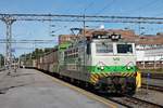 Mit einem langen gemischten Güterzug fuhr am Nachmittag des 09.07.2019 die Sr1 3086 über Gleis 3 durch den Bahnhof von Oulu in Richtung Güterbahnhof.