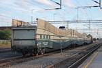 Blick auf VR 31026-8, VR 31028-4 und VR 31014-4 (Bauart Gfot), als diese am Abend des 09.07.2019 von der Dv12 2751 von der Laderampe in den Bahnhof von Oulu rangiert wurden.