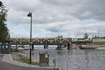 Am Nachmittag des 11.07.2019 fuhr Sr1 3053 mit einem Güterzug über eine Brücke in Tampere über den Näsiselkä-See in Richtung Hauptbahnhof.