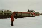 Diesellok 2817 holt vom Nachtzug Helsinki - Rovaniemi die Autotransportwagen, um sie an die Entladerampe zu fahren. Mrz 1993