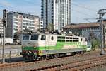 Portrait von Sr1 3111, als diese am Nachmittag des 10.07.2019 neben den Bahnsteigen im Bahnhof von Tampere stand und auf ihre Ausfahrt in Richtung Norden wartete.