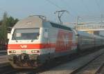 Sr2 3234 mit Expresszug nach Helsinki am 06.09.2002 in Turku Hbf. Diese Sr2 war die Lok mit der hchsten Nummer, die ich gesehen habe, demnach hat die VR mindestens 34 Stck, eine erhebliche Stckzahl fr das kleine Land, vor 2 bis 3 Jahren wurde die erste geliefert.