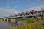 Vr Lok der Baureihe Sr2 3228 fährt mit dem Pikajuna 265 über die Eisenbahnbrücke von Rovaniemi nach Kemijärvi.Bild vom 22.7.2014