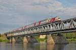 Vr Lok Sr2 3228 rollt mit dem Pikajuna P 265 über die Eisenbahnbrücke in Rovaniemi nach Kemijärvi.Bild vom 22.7.2014