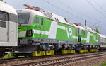 Die beiden für Finnland gefertigten Vectrons 103 304 und 303 wurden am 15.05.16 von Railadventure mit 103 222 nach Rostock überführt. Zwischen ihren Bremswagen hängend passierten sie Greppin.
