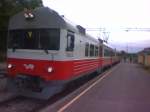 Triebzug 6023/6223 der Serie Sm1 wartet auf einen entgegenkommenden Zug in Siuntio. 11.7.2003