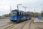 Fahrzeug 100 der HKL/HST vom Typ Valmet MLNRV 2 mit kräftig blauer Werbung für visitestonia.com am 14.5.2022 an der Starthaltestelle Olympiaterminaali der Linie 2 (Olympiaterminaali –