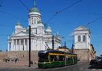Tw.450 überquert gerade den Senaatintori (Senatsplatz), den Hintergrund bildet der Dom von Helsinki. (05.06.2023)