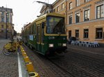 108 im Einsatz als Linie 4 passiert im frühen Morgen die Fahrrad-Ladestation am Platz Tuomaan Markkinat in Helsinki; 160727