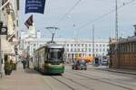 Fahrzeug 443 der HKL/HST vom Typ Skoda-Arctic (Transtech) MLNRV III Tram TW 52 am 14.5.2022 auf der Linie 2 (Olympiaterminaali – Länsi-Pasila). Hier zu sehen am Südhafen der Stadt. Rechts kann man die Markthallen und links im Hintergrund den Weißen Dom erkennen