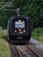 Der dänische Dieseltriebzug 5088 fuhr als IC5765 von Fredericia nach Flensburg und ist hier im Juni 2024 bei der Ankunft am Flensburg Bahnhof zu sehen.