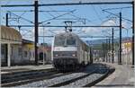 Die SNCF BB 26177  Sybic  erreicht mit einem kurzen Güterzug nach Genève La Praille den Bahnhof von Bellegarde.