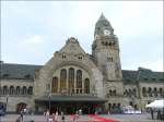 Der Bahnhof von Metz wurde 1905-1908 aus graugelben Vogesen Sandstein gebaut und grndet auf mehr als 3000 Pfhlen aus Stahlbeton, eingebettet in 17 Metern Tiefe. 
Da Lothringen von 1871 bis 1918 an Deutschland angeschlossen war und die Stadt Metz ein strategisch sehr wichtiger Punkt war, wurde der Bahnhof hauptschlich zu militrischen Zwecken gebaut. Das erklrt auch die gewaltige Dimension der 300 Meter langen Halle. Der Bahnhof ermglichte Kaiser Wilhelm II den Transport einer kompletten Armee binnen 24 Stunden. 
Seit Januar 1975 steht der Bahnhof unter Denkmalschutz und wurde zum  monument historique  erklrt. 22.06.08 (Jeanny)   