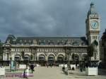 Seit 1849 gibt es einen Bahnhof fr die Linie nach Lyon. Der heutige Gare de Lyon ist der dritte Bahnhofsbau. Er wurde anlsslich der Weltausstellung im Jahre 1900 fr die PLM (Paris-Lyon-Mditerrane) gebaut.
Die reich verzierte Fassade hat eine Lnge von ca. 100 m, der Uhrenturm ist 64 m hoch. 
27.06.2007
