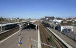 Schlettstadt (Selestat) im Elsaß, Blick von der Rad-und Fußwegbrücke über die Gleisanlagen auf das Bahnhofsgebäude rechts und die Bahnsteige, Okt.2024