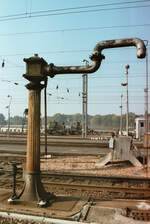 Auf dem riesigen Areal des Straßburger Hauptbahnhofs gab es 1983 noch Vorrichtungen für Dampflokomotiven. Wer weiß, zu welcher SNCF-Baureihe die beiden Rangierloks auf dem Foto zählen?
Datum: 26.10.1983