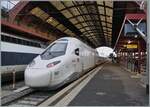 Durch die weisse Farbe im Kontrast mit der alten Bahnhofshalle von Strasbourg vermittelt der neue TGV M  Avelina Horizon  Rame 997 mit den Triebköpfen TGV 21015 und 21016 einen futuristischen Eindruck. Der Zug ist auf Probefahrt und fährt in Richtung Mulhouse. 12. März 2024