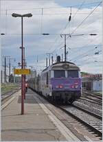 Die SNCF BB 67464 verlässt mit ihrem TER den Bahnhof von Strasbourg.