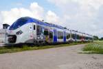 Ein Alstom Coradia Polyvalent ( Régiolis ) der SNCF in Wissembourg, 2.8.14. Es handelt sich um die Version B 83.5 dieses Hybridfahrzeugs, einen vierteiligen Triebzug mit Extra-Türen für den Vorortverkehr. Die nicht-elektrifizierte Strecke von Strasbourg zur Grenze hat der Zug komplett mit eingezogenen Stromabnehmern zurückgelegt. Den Fahrstrom liefern Dieselgeneratoren.