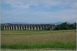 Ein SNCF inOui TGV auf dem Weg in Richtung Mulhouse fährt kurz vor Dannemarie über den 490 Meter langen Viaduc de Dannemarie, welcher in den Jahren 1860-1862 gebaut wurde.