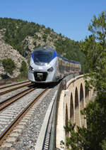 Der Regionalzug von Marseille nach Miramas fährt über den Viaduc de l'Ensuès-la-Redonne und fährt in den Bahnhof La Redonne Ensuès ein. Das Foto wurde vom Bahnsteigende aus gemacht. La Redonne, 3.6.2024