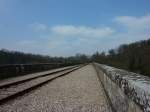 Irgendwo in der Suisse Normande, einem kleinem Gebirge nahe Caen befindet sich diese hbsche aber leider stillgelegte Eisenbahnbrcke ber die Orne. Aufgenommen am 6.4.2012.