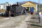 Die Feuerwehr hilft beim Wassernehmen der Mikado Lok 141.R.568 ex.SNCF  vor dem kl.Eisenbahnmuseum des Vereins Associazione Verbano Express in Luino am Lago Maggiore.21.10.12