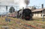 ex.SNCF  Mikado  Dampflok 141.R.568(Baldwin,Philadelphia 1945)mit dem Swiss Classic Train nach Biasca,bei der Ausfahrt durch die berwucherten Gleisanlagen aus dem Bahnhof Luino am Lago