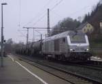 BB75102 der SNCF zieht am 28. Dezember 2011 einen Kesselwagenzug durch Kronach.