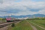 Am Nachmittag des 31.05.2019 fuhr AKIEM/LINEAS BB 75010 zusammen mit AKIEM/LINEAS BB 75012 und ihrem  Gas -Kesselzug im Vordergrund vom Schwarzwald und dem Butachimie Chemiewerk durch den