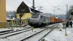 Akiem 75104 kommt mit ihrem Containerzug durch den Kurort Rathen (22.2.2013)