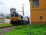 DB Cargo, Class 66, 77 024-3 ( 9287 0077 024-3 F-DB ) mit einem Schüttgutzug am Haltepunkt in Moosburg an der Isar am 2.5.2023