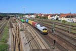 ECR 077 006-0 verlässt Schwandorf mit einem Containerzug in Richtung Cham.
