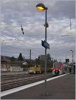 In La Roche sur Foron ist der SNCF Regiolis 31 525 M als L3 Léman Express bereit für die Weiterfahrt nach St-Gervais-les-Bains-les-Fayet, während der links im Bild zu sehende