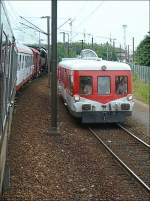 Der Sonderzug aus Luxemburg begegnet am 22.06.08 den Diesel Triebzug X 3886  Picasso  (BJ 1950-1961) kurz vor der Einfahrt in den Bahnhof von Metz. (Hans)  