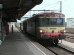 Bahnhof Nimes: Steuerwagen Caravelle X 8571 (hier im Bild) steht zusammen mit Triebwagen X 4557 am 18.08.2004 am Bahnsteig.