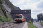 In Hhe der Festung bei Givet passiert der SNCF VT 4481 gerade das imposante  Steinbogentor am 23.5.1998.