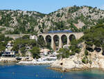 Regionalzug von Marseille nach Miramas auf dem Viaduc de Méjean in der wundervollen Landschaft an der Cote Bleue.