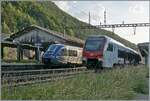 Nach dem die Fahrstrasse eingestellt und die Fahrleitung auf 25000 Volt 50 Hz umgestellt worden sind, verlässt der SNCF Dieseltriebwagen X 73567 als TER 18136 nach Frasne den Bahnhof von Vallorbe, während rechts im Bild der SBB RABe 523 103 und ein weiterer auf die baldige Abfahrt nach Aigle warten.

16. Juni 2022