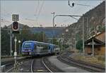 Die beiden SNCF X 73765 und X 73799 verlassen als TER den Bahnhof von Vallorbe mit dem Ziel Frasne und fahren in Richtung Mont d'Or Tunnel.