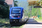 X73679 und X73676 verlassen nach einem kurzen Halt als TER73991 (Clermont-Ferrand - Nimes) den kleinen Bahnhof von Chamborigaud.
Chamborigaud, 19. Juli 2016