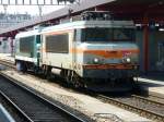 SNCF - BoBo 7282 mit CoCo 6558 noch in Grner Farbe im SBB  / SNCF Bahnhof von Genf am 06.05.2007