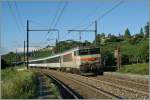 Die SNCF BB 7267 mit dem Nachtzug von Irun kurz vor ihrem Ziel bei der Durchfahrt im beschaulichen Russin.