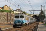 507211 mit TER 871628 Toulouse Matabiau-Brive la Gaillarde auf Bahnhof Gourdon am 30-6-2014.