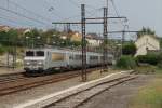 507280 mit TER 871628 Toulouse Matabiau-Brive la Gaillarde auf Bahnhof Gourdon am 3-7-2014.
