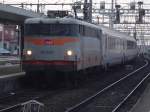 Am 30.8.2007 macht sich mit BB 9330 im Bahnhof Toulouse-Matabiau der Regionalzug ter 72725 fr die Abfahrt nach Pau um 19.36 bereit. 
