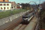 Mit einem Personenzug fährt eine BB9200-BB8600-Doppeltraktion im April 1986 in Guethary (Strecke Biarritz - Hendaye) ein.