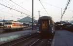 Morgenstimmung im Gare d'Austerlitz in Paris im April 1984: Während eine CC-6500 aus dem Bahnhof fährt, wartet der Sud-Express nach Lissabon noch auf seine Lokomotive, rechts im Schatten ist