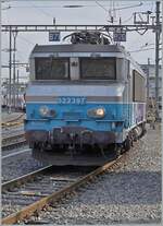 Die SNCF BB 22397  nez cassé  stellt in Genève den TER 96634 nach Grenoble bereit. (Fotostandort: Bahnsteigende). 

20. August 2024