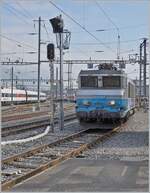 Die SNCF BB 22397  nez cassé  stellt in Genève den TER 96634 nach Grenoble bereit. (Fotostandort: Bahnsteigende). 

20. August 2024